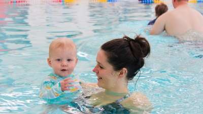 The benefits of baby and parent swimming lessons